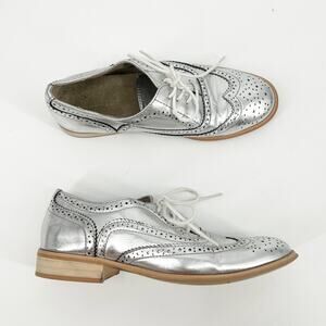 ModCloth Silver Metallic Wingtip Faux Leather Wingtip Oxford Shoes Size 8